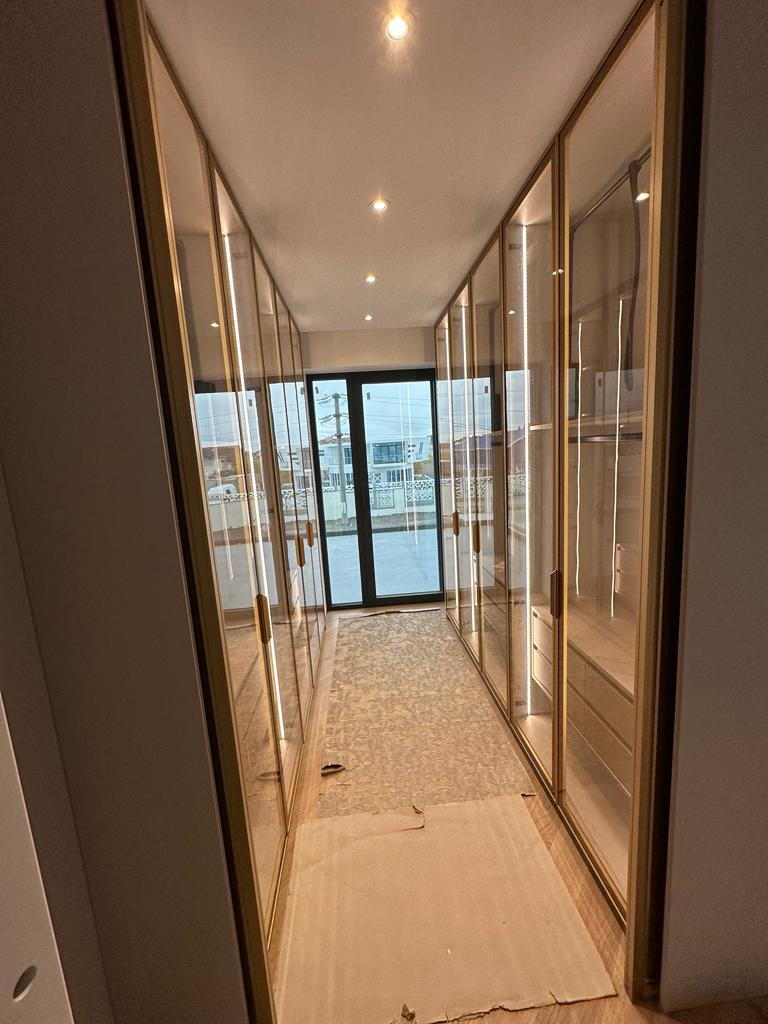Dressing cu Vitrine din Sticlă și Profile Aurii