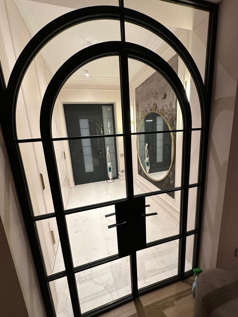Ușă Arcuită din Sticlă cu Profil Negru