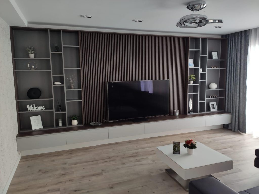 Perete TV cu Riflaj din Nuc