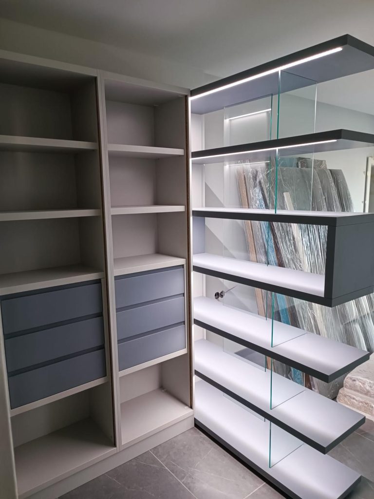 Dressing cu Rafturi Iluminate