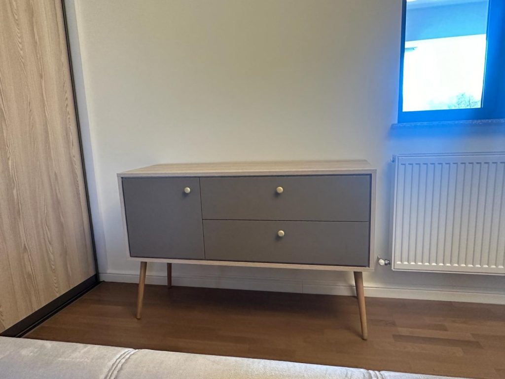 Comodă Scandinavă cu Picioare Conice