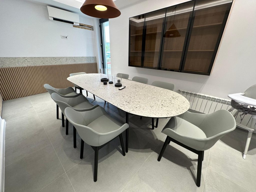 Masă Ovală din Terrazzo cu Scaune Capitonate